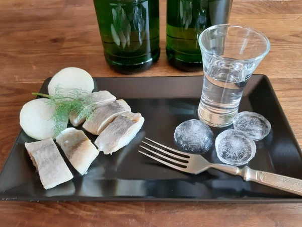 Asztalon Egy Pohár Vodka Jéggel Egy Szendvicset Hering Hagyma — Stock Fotó