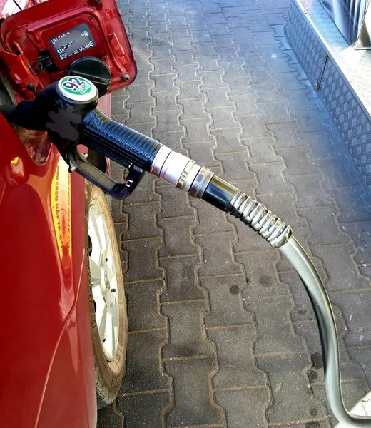 Día Verano Gasolinera Trabajador Repostando Coche Con Gasolina —  Fotos de Stock