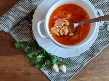 Et bulyon fasulye ile taze pişmiş ev yapımı borş.