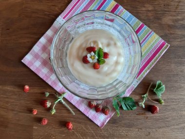 Masada taze diyet yoğurt ve tatlı çilek ile bir kase.