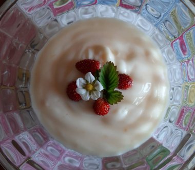 Masada taze diyet yoğurt ve tatlı çilek ile bir kase.