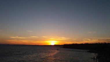 Yaz. Turizm. Günbatımı. Akşam gökyüzü ve deniz.