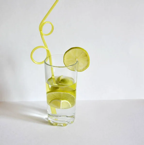 Uno Sfondo Bianco Bicchiere Con Una Cannuccia Con Limonata Dolce — Foto Stock