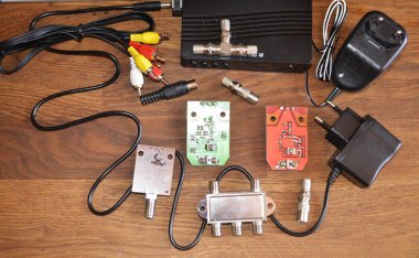 Televizyon bileşenleri: T2 tuner, anten, uzaktan kumanda, panolar, konektörler.