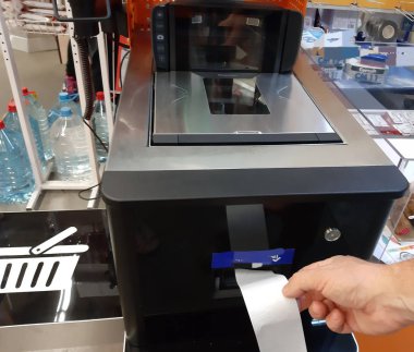 Süpermarket. Self servis makine bir kontrol sorunları.