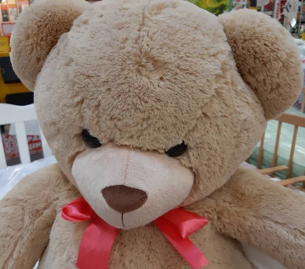 Sklep Zabawkami Kupił Duży Biały Puszysty Niedźwiedź — Zdjęcie stockowe