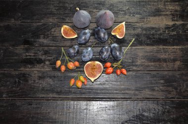 Natürmort: taze incir, tatlı erik, şifa gül kalça.