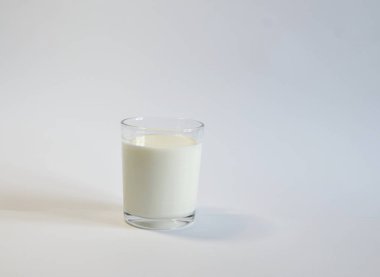 Sağlıklı diyet gıda. Süt ürünleri. Beyaz bir arka plan üzerinde taze kefir ile bir bardak.