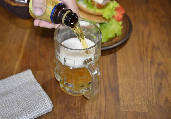 Mesa Está Copo Cerveja Delicioso Hambúrguer — Fotografia de Stock