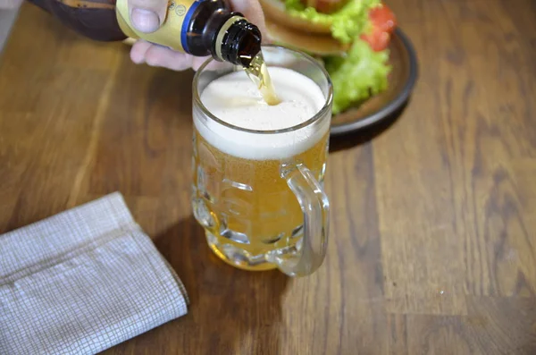 Tafel Een Glas Bier Een Heerlijke Hamburger — Stockfoto