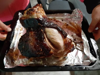 Çürümek için tandırda pişirilen domuz eti var..