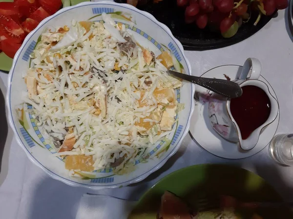 Tabakta Portakal Pekin Lahanası Peynirli Vitamin Salatası Var — Stok fotoğraf