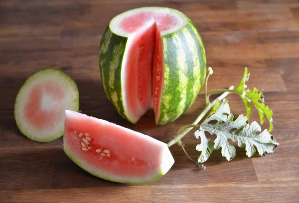 Mesa Está Uma Melancia Vitamina Fresca Folhas — Fotografia de Stock