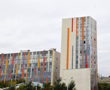 Sonbahar, turizm, seyahat. Güzel konut kompleksleri.