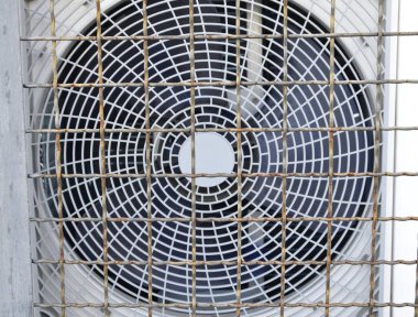 Fotoğrafta bir demir ızgara ve havalandırma sistemi var..