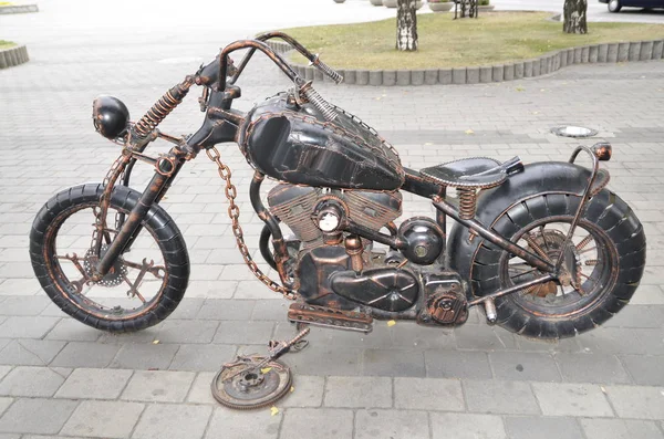 Ada Sepeda Motor Besi Dirantai Taman — Stok Foto