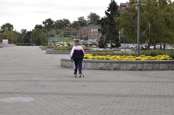 Estilo Vida Saludable Ciudad Terraplén Correr Por Mañana Caminar —  Fotos de Stock