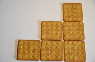 Beyaz bir arka plan üzerinde, yararlı bir kare tatlı karamel çerez.