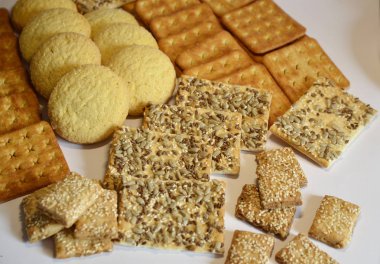 Fotoğrafta farklı lezzetli kurabiyeler vardır: mısır, tahıl, karamel ve susam.