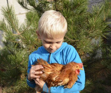 Bir aile. Çocuk temiz havada spor yapıyor..