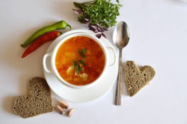 Ev mutfağı. Meşhur baharatlı kharço çorbası, Gürcistan mutfağının en ünlü yemeklerinden biridir..