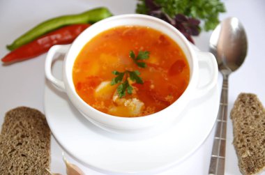 Ev mutfağı. Meşhur baharatlı kharço çorbası, Gürcistan mutfağının en ünlü yemeklerinden biridir..