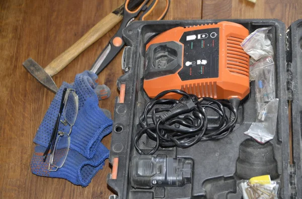 Endüstri. Elektrik işi ve aletler. Bir çıkış noktası kuruluyor.