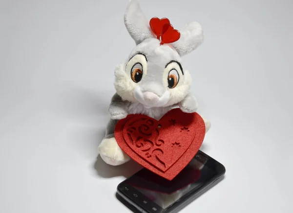 Día San Valentín Tarjeta Felicitación Conejito Gris Con Corazón Decorativo — Foto de Stock