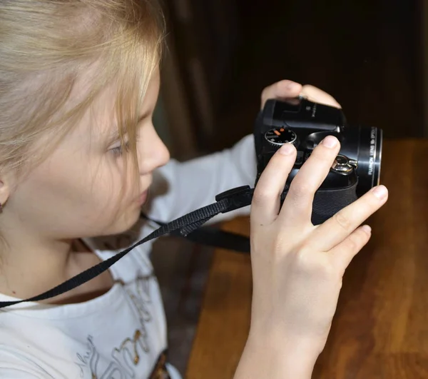 Sevdiğim Hobi Kamera Güzel Bir Kızın Elinde — Stok fotoğraf
