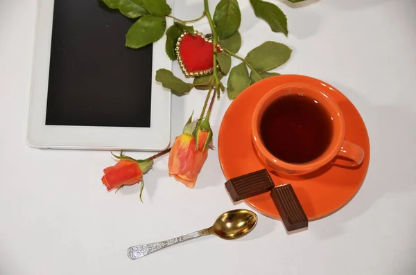 Día San Valentín Sobre Fondo Blanco Hay Una Tableta Una —  Fotos de Stock