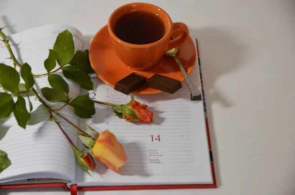 Día San Valentín Sobre Fondo Blanco Hay Calendario Una Taza —  Fotos de Stock