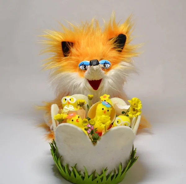 Red Merry Fox Easter Basket Yellow Funny Chickens — Stock Photo, Image