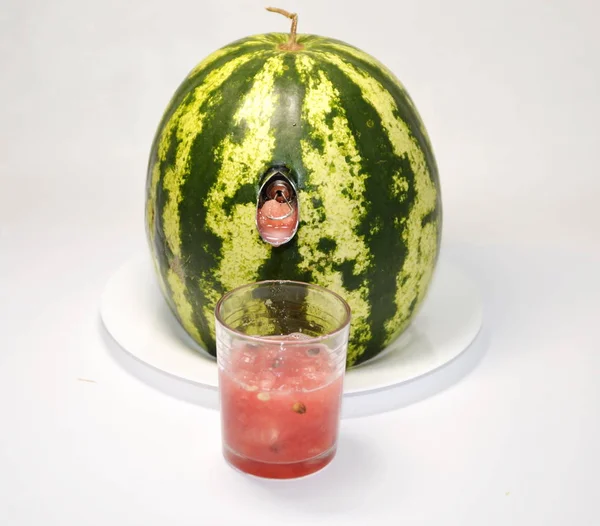 Auf Weißem Hintergrund Eine Wassermelone Und Ein Glas Mit Frischem — Stockfoto
