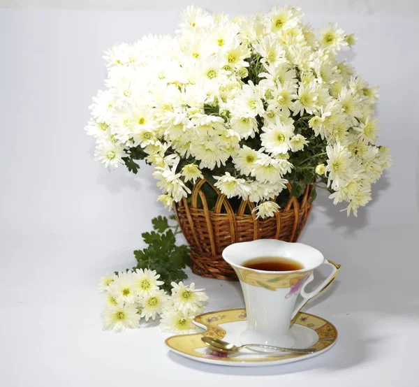 Sobre Fondo Blanco Hay Una Cesta Con Flores Blancas Crisantemos —  Fotos de Stock