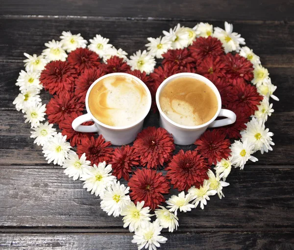 Sobre Fondo Negro Corazón Flores Frescas Crisantemo Blanco Rojo Dos —  Fotos de Stock