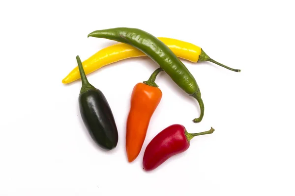 Beyaz arka planda izole renkli biber grubu