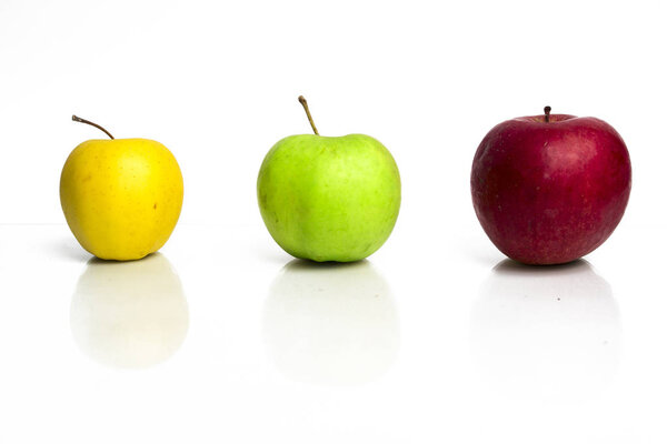 Три разноцветных яблока, изолированные на белом
