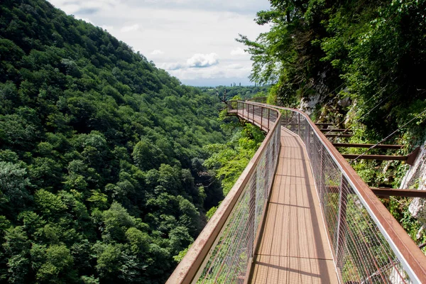 Okatse Kanyonu, Georgia. Kanyonun üstündeki köprü.