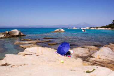 Sahilde güneş şemsiyesi. Yaz tatili, Sithonia, Orange Beach, Yunanistan