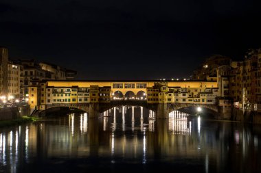 Ponte Vecchio, Floransa, İtalya. Gece görünümü