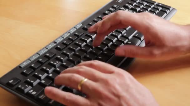 Dos Manos Tecleando Teclado Computadora Negro Sin Audio Web Optimizada — Vídeos de Stock