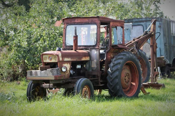 Rostig Gammal Traktor Ett Fält — Stockfoto