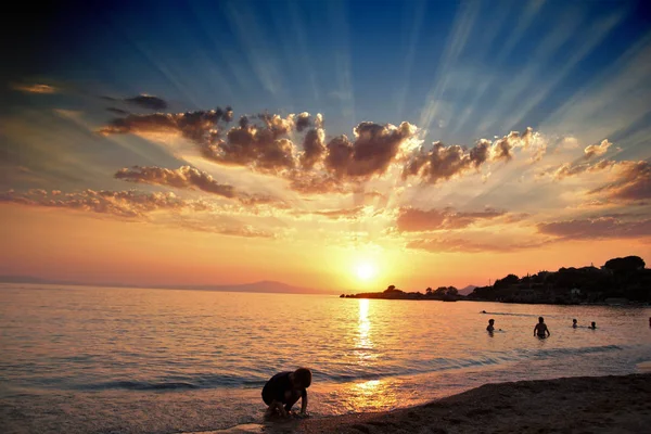 Silhouet Van Jongen Spelen Een Mediterraan Strand Bij Zonsondergang Vakantie — Stockfoto