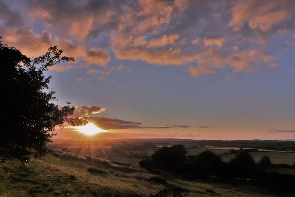 Sonnenuntergang Über Der Landschaft Mit Feldern Und Sonnenstrahlen — Stockfoto