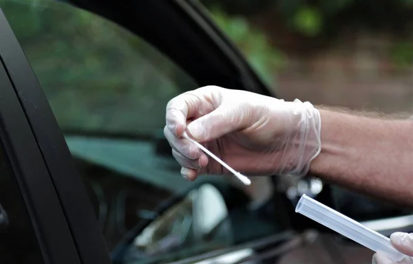 Händer Sjuksköterska Sätta Svabb Röret Mobil Coronavirus Teststation — Stockfoto