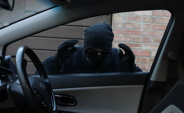小偷从车窗往里看 企图偷窃 — 图库照片