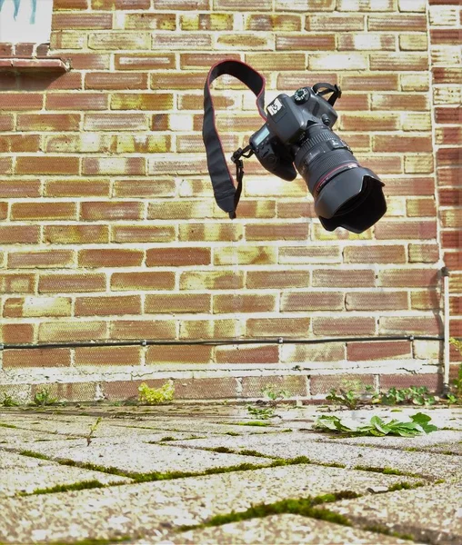 Dslr Kamera Faller Hård Yta Med Tegelvägg Bakom — Stockfoto