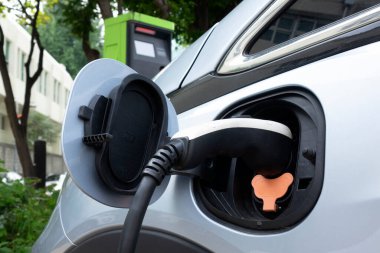 Güç kaynağı soketi pili şarj etmek için elektrikli araca bağlanır