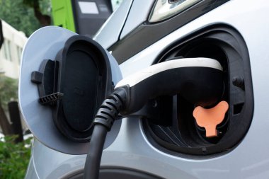 Güç kaynağı soketi pili şarj etmek için elektrikli araca bağlanır