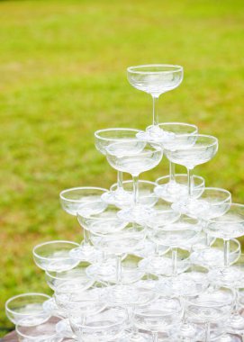 Şampanya piramidi açık hava düğün partisi için istiflenmiş.